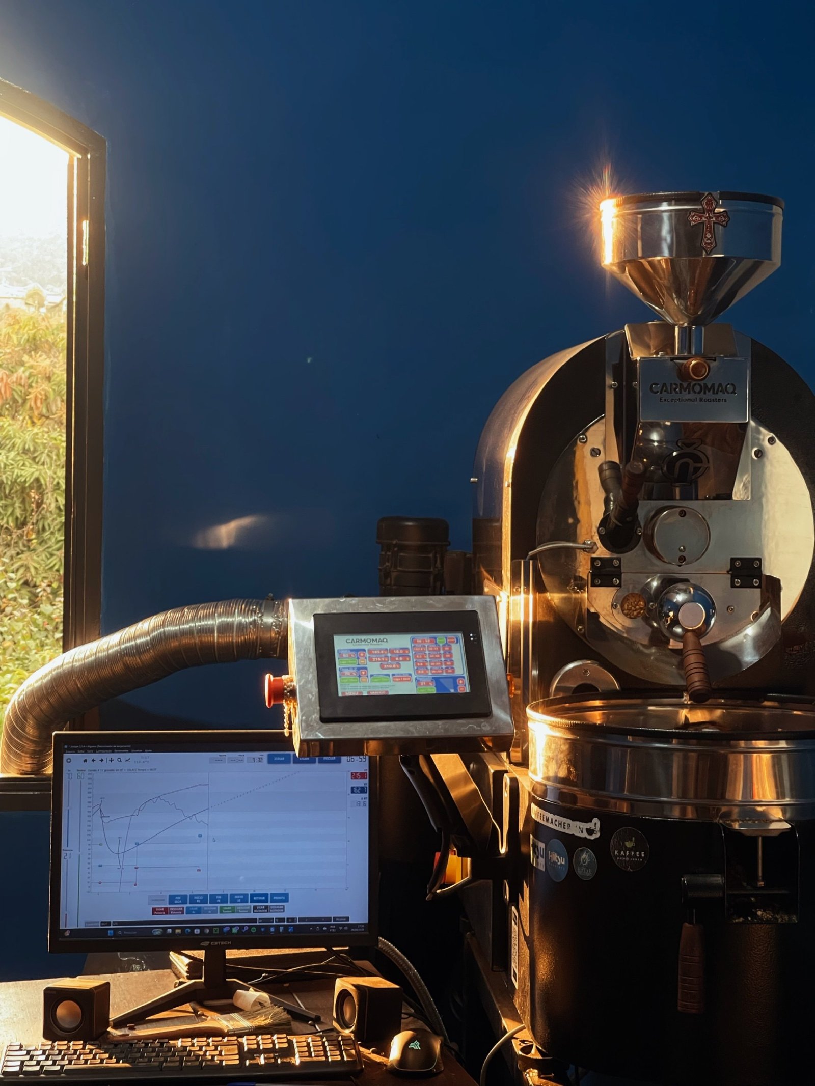 Na Hatsu, cada torra é conduzida para garantir qualidade, consistência e preservar as melhores características de cada café.